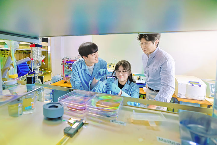 [서울=뉴시스] 경희대 화학공학과 오진영 교수 연구팀. (사진=경희대 제공) 2025.09.03. photo@newsis.com&nbsp; *재판매 및 DB 금지