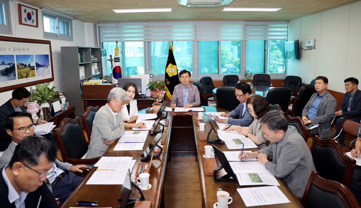 전북 진안군의회는 3일 의장실에서 동창옥 의장 주재로 의원들과 관계 부서가 참석한 가운데 의원간담회를 개최했다. *재판매 및 DB 금지