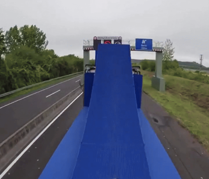 [뉴시스]독일 출신의 라이더 아커만은 달리는 트럭에서 시속 80km까지 가속한 후, 공중에서 9미터 높이의 장애물을 뛰어넘는 '백플립'을 선보였다. (사진=데일리메일) 2025.9.2 *재판매 및 DB 금지