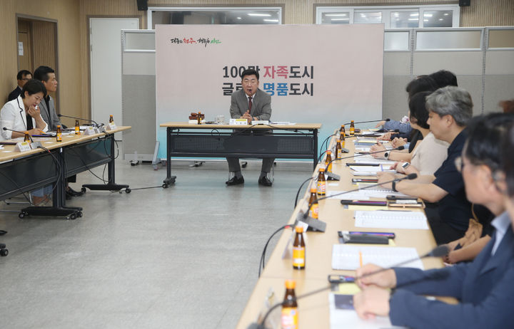 [청주=뉴시스] 3일 충북 청주시청 1임시청사 대회의실에서 이범석 시장 주재로 '2025 청원생명축제 실행계획 최종보고회'가 열리고 있다. (사진=청주시 제공) 2025.09.03. photo@newsis.com *재판매 및 DB 금지