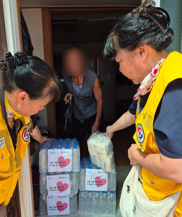 [세종=뉴시스] 대한적십자사 강원특별자치도지사 봉사원들이 취약계층에게 생수를 전달하고 있다.(사진=대한적십자사) *재판매 및 DB 금지