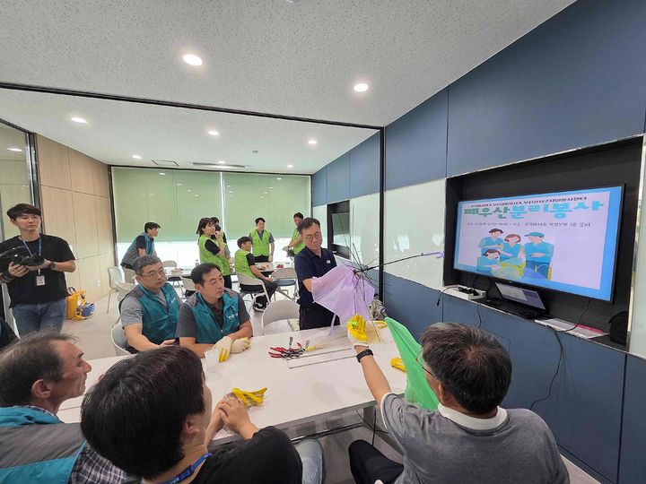 [부산=뉴시스] 한국마사회와 부산교통공사 임직원들이 렛츠런파크 부산경남에서 열린 폐우산 분리수거 봉사활동에 함께 참여하고 있다. (사진=한국마사회 렛츠런파크 부산경남본부 제공) 2025.09.03. photo@newsis.com *재판매 및 DB 금지