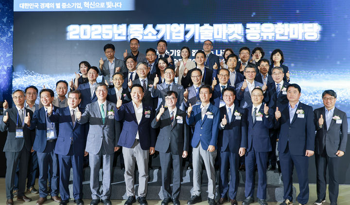 지난 2일 정부세종컨벤션센터에서 열린 '중소기업기술마켓 업무협약' 체결식에서 최원목 신용보증기금 이사장(왼쪽에서 네 번째)과 임기근 기획재정부 제2차관(왼쪽에서 여섯 번째) 및 참석자들이 기념촬영을 하고 있다. (사진=신용보증기금 제공) photo@newsis.com *재판매 및 DB 금지