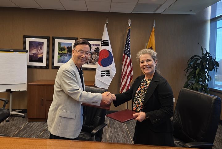 [천안=뉴시스] 김종률 한국 UBRC Lifelong Partners 회장과 Meridith Rentz 대표(ASU Enterprise Partners)가 기념 사진을 찍고 있다. (사진=남서울대 제공)2025.09.03. photo@newsis.com *재판매 및 DB 금지