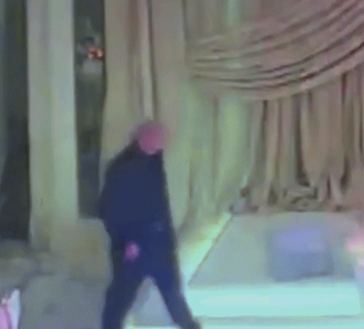 [뉴시스]한 남성이 축의금, 수표, 상품권으로 가득 찬 상자를 훔쳐 달아나는 모습이 포착됐다. (사진=데일리메일) 2025.9.2 *재판매 및 DB 금지