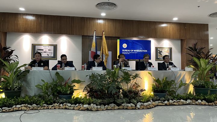 이상화 주필리핀 대사가 3일 오전 필리핀 마닐라 니노이아키노 국제공항에서 필리핀 이민청장 및 한국 경찰청 호송 단장과 함께 현지 언론 브리핑을 하고 있다. (제공=경찰청) *재판매 및 DB 금지