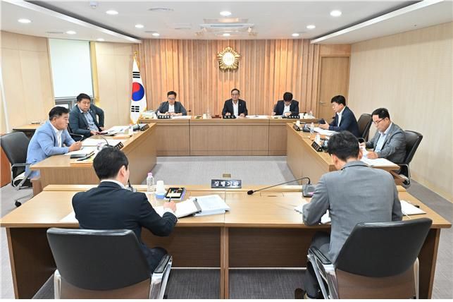 [대구=뉴시스]대구시 달성군의회 경제건설위원회(위원장 곽동환)가 3일 오전 의회 회의실에서 집행부와 의정간담회를 열고 있다(사진=달성군의회 제공) 2025.09.03 photo@newsis.com *재판매 및 DB 금지