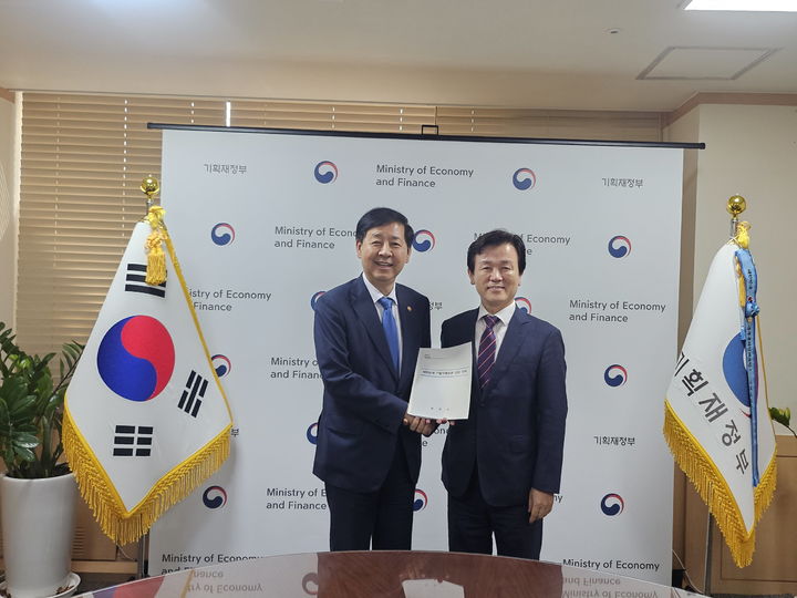 [진주=뉴시스]조규일 진주시장, 기획재정부 장관 만나 ‘대한민국 기업가정신관 건립’ 건의.(사진=진주시 제공).2025.09.03.photo@newsis.com *재판매 및 DB 금지