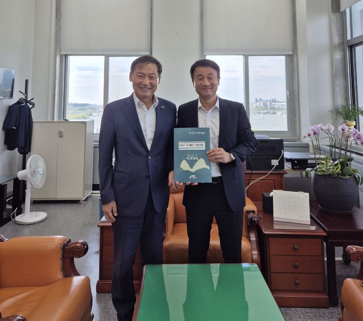 왼쪽부터 전춘성 진안군수, 한병도 국회 예결산특별위원장. *재판매 및 DB 금지