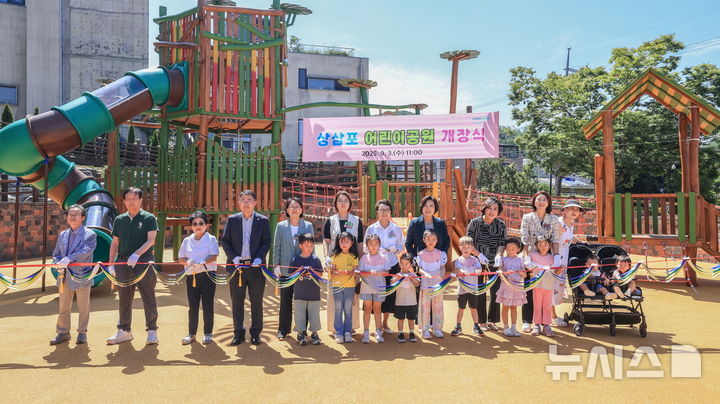 [과천=뉴시스] 공원 개장식 참석자들이 테이프 커팅과 함께 기념 촬영을 하고 있다. (사진=과천시 제공).2025.09.03.photo@newsis.com