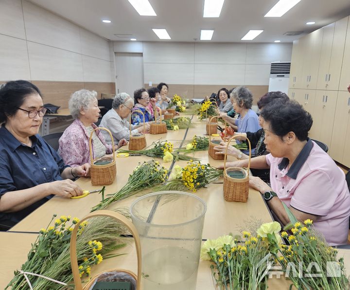 [과천=뉴시스] 정서지원 프로그램 참석 어르신들이 꽃바구니 만들기를 하고 있다. (사진=과천시 제공).2025.09.03.photo@newsis.com