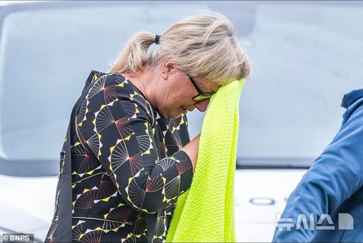 [뉴시스]영국의 유명 해산물 레스토랑에서 가재를 훔쳐 바다에 방생한 혐의로 기소된 동물권 운동가 에마 스마트(47)가 법정을 나서며 흐느끼고 있다.(사진=데일리메일) 2025.09.02 