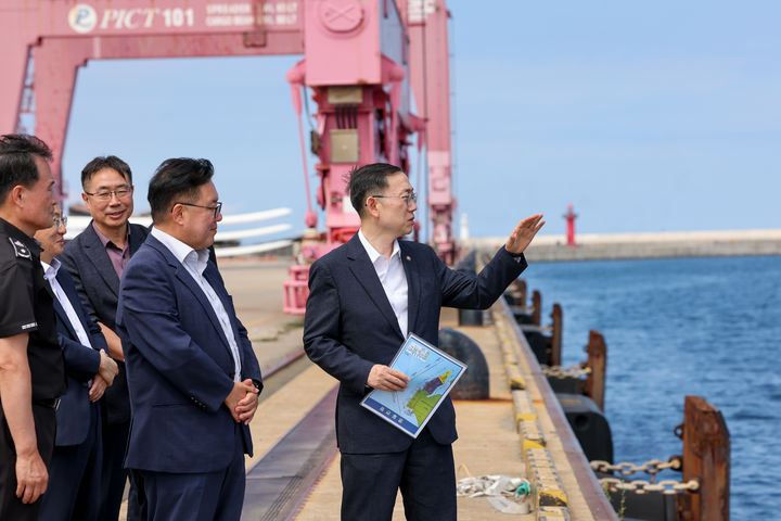 [포항=뉴시스] 김양수 기자 = 이명구 관세청장(오른쪽)이 3일 포항 영일만항을 방문해 '2025 경주 APEC 정상회의' 행사 참석자들의 입·출국 편의를 위한 여행자 통관지원 준비상황을 점검하고 있다.(사진=관세청 제공).2025.09.03. photo@newsis.com *재판매 및 DB 금지
