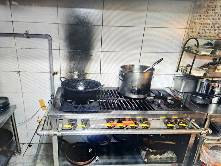 [서울=뉴시스] 서대문구 북가좌2동의 한 김밥 가게에서 화재가 진화된 후 모습. 2025.09.03. (사진=서대문구 제공) *재판매 및 DB 금지