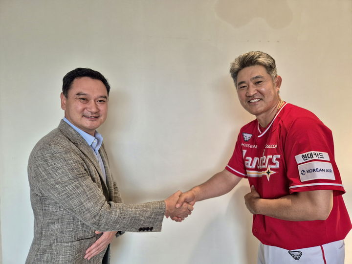 [서울=뉴시스] 프로야구 SSG 랜더스의 이숭용 감독과 김재섭 대표이사. (사진 = SSG 랜더스 제공) *재판매 및 DB 금지