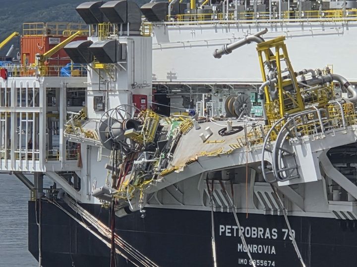 [거제=뉴시스] 3일 오전 11시 56분께 한화오션 거제사업장에서 건조 중이던 15만t급 해양 플랜트 선박 구조물에서 브라질 국적의 30대 A씨가 바다에 빠져 숨졌다. 사고가 발생한 15만t급 해양 플랜트 선박 구조물 모습. (사진=독자 제공) 2025.09.03. photo@newsis.com *재판매 및 DB 금지