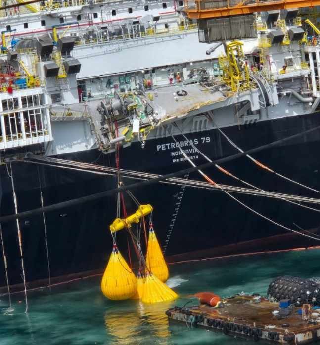 [거제=뉴시스] 신정철 기자= 3일 오전 11시 56분께 한화오션 거제사업장에서 건조 중이던 15만t급 해양 플랜트 선박 구조물에서 브라질 국적의 30대 A 씨가 바다에 빠져 숨졌다.사진은 사고가 발생한 15만t급 해양 플랜트 선박 구조물 모습.(사진=독자 제공).2025.09.03. photo@newsis.com *재판매 및 DB 금지