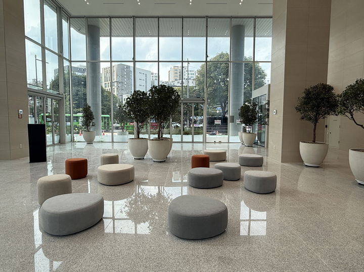 [서울=뉴시스] 씨젠의료재단 본원 건물 내 공개공지 전경. 2025.09.03. (사진=동대문구 제공) *재판매 및 DB 금지