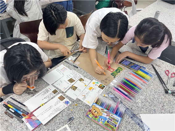 [서울=뉴시스] 한양대 미술영재교육원이 '종이가 말해요' 교육을 진행했다. (사진=한양대 제공) 2025.09.03. photo@newsis.com *재판매 및 DB 금지