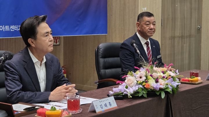 [공주=뉴시스] 송승화 기자 = 3일 충남 공주시 고마센터에서 열린 기자 간담회에서 김태흠 충남도지사가 질문을 들고 있다. 2025.09.03. ssong1007@newsis.com *재판매 및 DB 금지