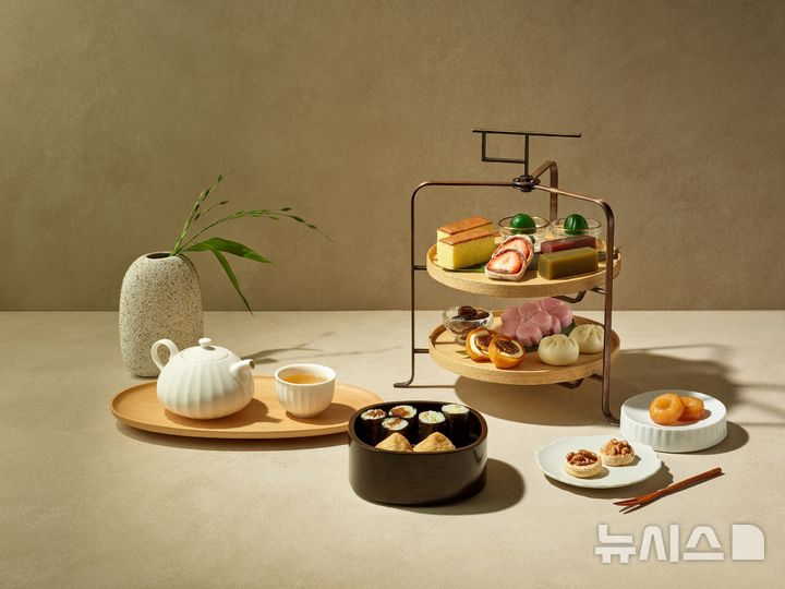 [서울=뉴시스] 웨스틴 조선 서울의 라운지앤바가 선보인 헤리티지 애프터눈티 세트. photo@newsis.com