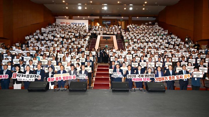 [공주=뉴시스] 도민과 대화 후 기념사진을 찍고 있다.(사진=공주시 제공). 2025.09.03. photo@newsis.com&nbsp; *재판매 및 DB 금지