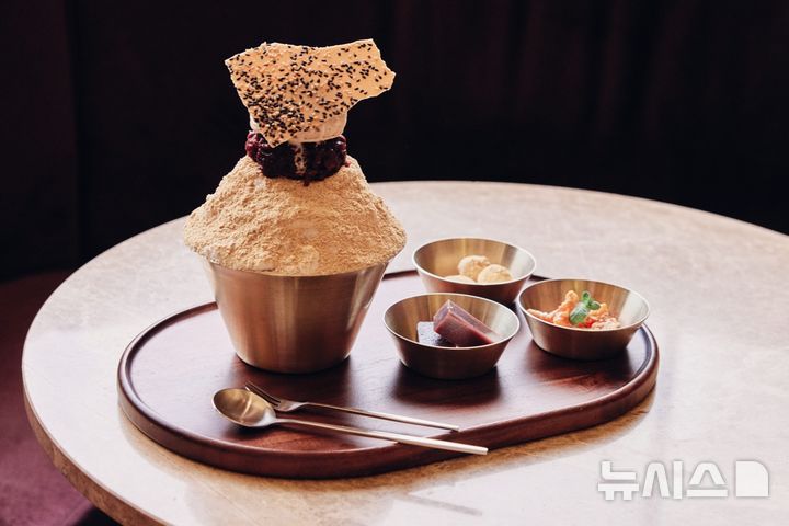 [서울=뉴시스] 한화호텔앤드리조트가 운영하는 더 플라자의 카페&라운지 더라운지에서 판매 중인 '우도 땅콩 팥빙수'. photo@newsis.com