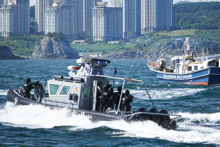 [부산=뉴시스] 3일 부산 앞바다에서 남해지방해양경찰청이 해양 대테러 훈련을 진행하고 있다. (사진=남해지방해양경찰청 제공) 2025.09.03. photo@newsis.com *재판매 및 DB 금지