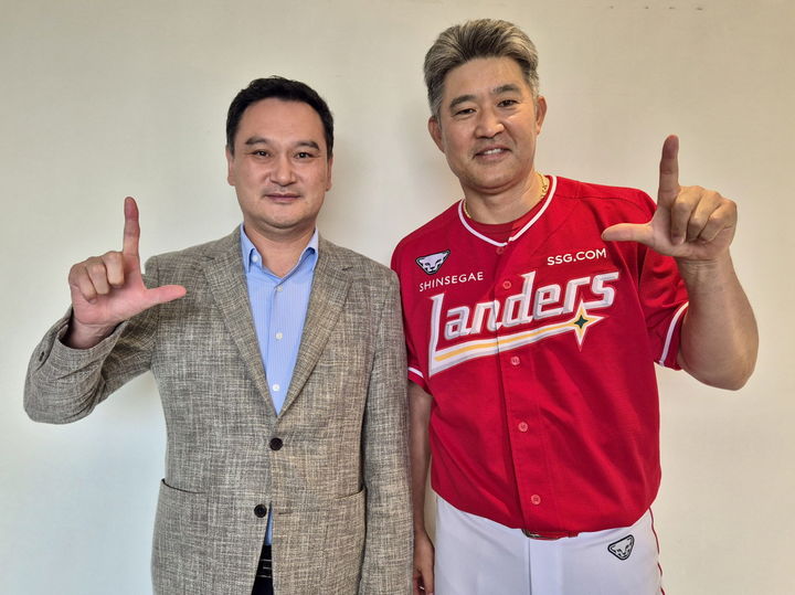 [서울=뉴시스] 프로야구 SSG 랜더스의 이숭용 감독과 김재섭 대표이사. (사진 = SSG 랜더스 제공) *재판매 및 DB 금지