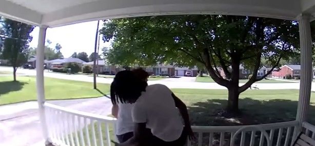 [서울=뉴시스] 미국에서 13세 소년이 78세 여성의 등을 털어주는 척 엉덩이를 만지는 성추행 사건이 발생해 충격을 주고 있다. (사진=WLKY뉴스 갈무리) 2025.09.03 *재판매 및 DB 금지