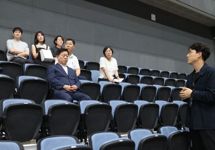 [광명=뉴시스]박승원 광명시장이 3일 인천 영종도 인스파이어 아레나를 방문해 아레나 관계자의 설명을 듣고 있다.(사진=광명시 제공)2025.09.03.photo@newsis.com *재판매 및 DB 금지