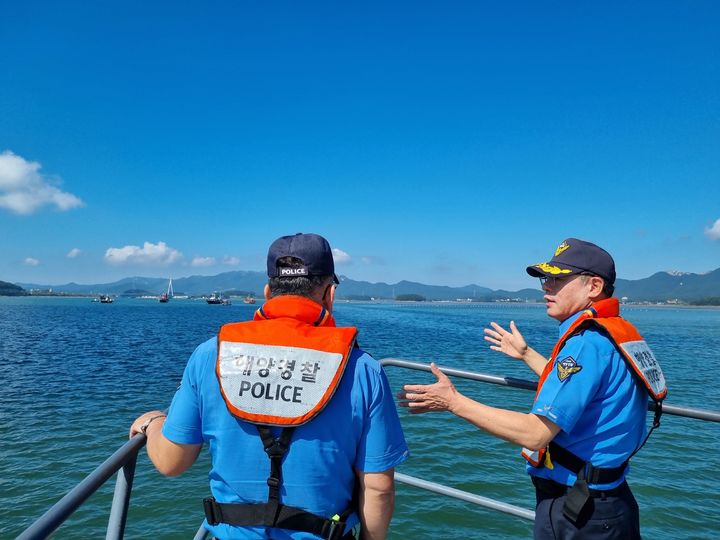 [완도=뉴시스] 김길규 완도해양경찰서장(오른쪽)이 3일 가을철 성어기를 맞아 해양사고 예방을 위한 낚시어선 현장점검을 하고 있다. (사진 = 완도해경 제공) 2025.09.03. photo@newsis.com *재판매 및 DB 금지