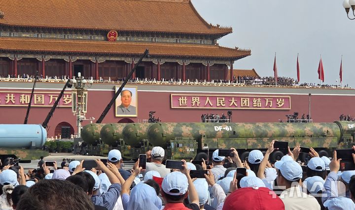 [베이징=뉴시스] 박정규 특파원 = 3일 오전 중국 베이징 톈안먼광장에서 열린 전승절 80주년 열병식에서 대륙간탄도미사일 둥펑(DF)-61이 공개되고 있다. 2025.09.03 pjk76@newsis.com