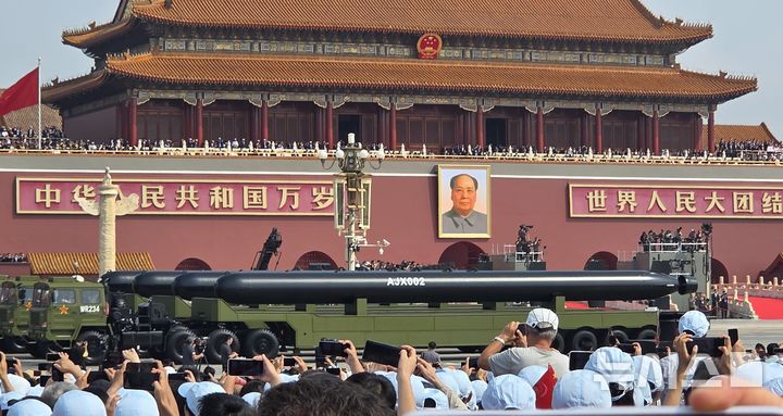 [베이징=뉴시스] 박정규 특파원 = 지난 3일 오전 중국 베이징 톈안먼광장에서 열린 전승절 80주년 열병식에서 초대형 무인잠수정 'AJX002'이 공개되고 있다. 2025.09.04 pjk76@newsis.com