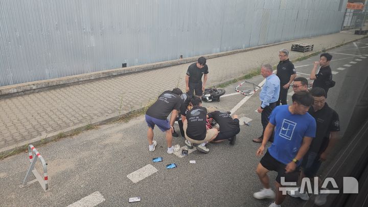 [서울=뉴시스] 사고 당시 구조대원들이 부상자의 의식을 확인하는 모습. (사진=소방청 제공) 2025.9.3 photo@newsis.com