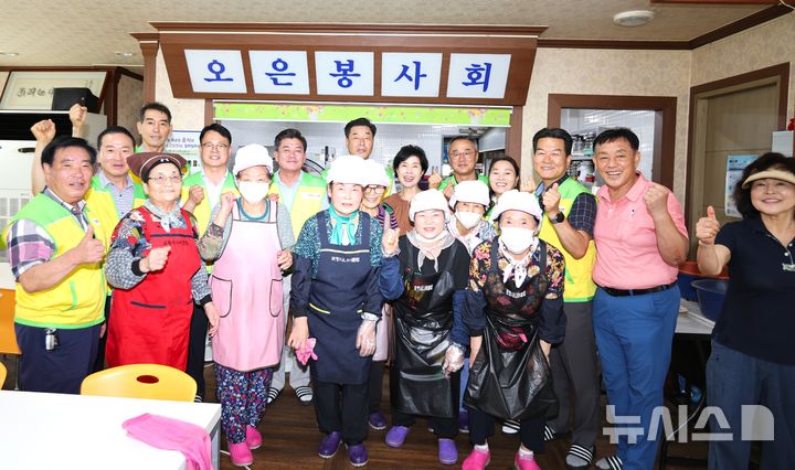 [포항=뉴시스] 포항시의회 의장단, 상임·특별위원장, 지역구 의원은 3일 남구 오천 무료급식소에서 배식, 잔반 처리, 설거지, 청소 등 봉사 활동을 했다. 사진은 봉사 활동 후 기념 촬영하는 모습. (사진=포항시 제공) 2025.09.03. photo@newsis.com