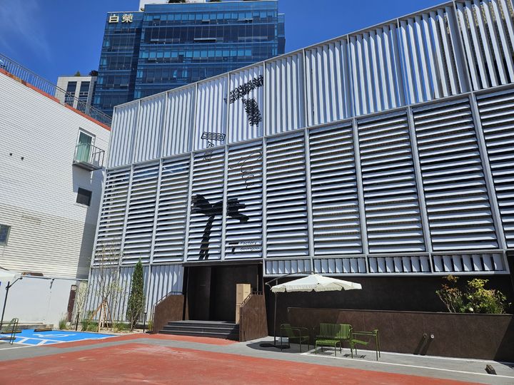 [서울=뉴시스] 박은비 기자 = SK텔레콤이 Z세대를 위한 문화 공간으로 오픈한 'T팩토리 성수' 외관. 2025.09.03. silverline@newsis.com *재판매 및 DB 금지