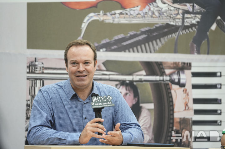 [서울=뉴시스]다비트 라일란트(46) 국립심포니오케스트라(KNSO) 예술감독이 3일 오후 서울 서초구 예술의전당 N스튜디오에서 진행된 라운드 인터뷰에서 질문에 답하고 있다. (사진=KNSO 제공)