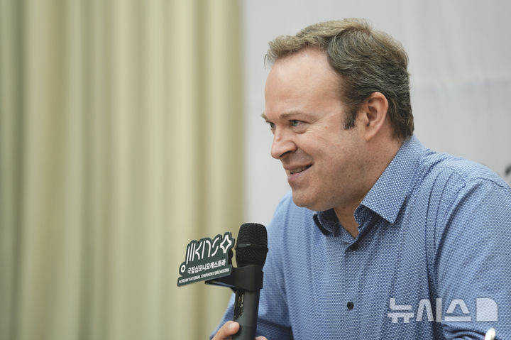 [서울=뉴시스]다비트 라일란트(46) 국립심포니오케스트라(KNSO) 예술감독이 3일 오후 서울 서초구 예술의전당 N스튜디오에서 진행된 라운드 인터뷰에서 질문에 답하고 있다. (사진=KNSO 제공)