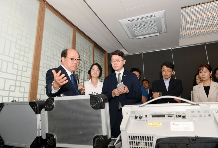 [서울=뉴시스] 류제명 과학기술정보통신부 제2차관이 3일 오후 서울 성북구 국민대학교 양자캠퍼스를 방문해 국민대학교가 개발한 양자보안기술 기반의 차량원격제어기술 시연을 참관하고 있다. (사진=과기정통부 제공) *재판매 및 DB 금지