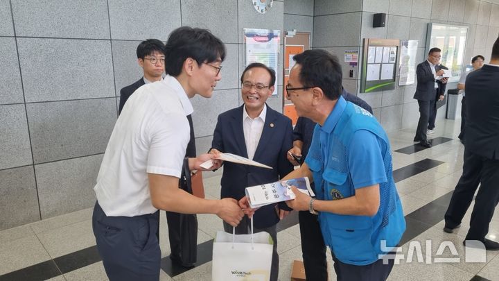 [전주=뉴시스]윤난슬 기자 = 완주·전주 통합추진위원회가 윤호중 행정안전부 장관에게 완주·전주 통합을 위한 건의문을 전달했다. (사진=완주·전주 통합추진위원회 제공) photo@newsis.com&nbsp; 