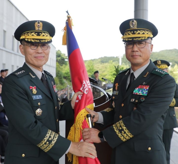 [용인=뉴시스]김규하 육군참모총장으로부터 부대기를 이양받는 주성운 신임 지상작전사령관(오른쪽)(사진=지상작전사령부 제공)2025.03.03.photo@newsis.com *재판매 및 DB 금지