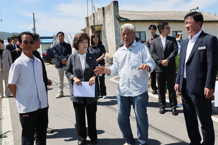 [서울=뉴시스]박선영 진실·화해를위한과거사정리위원회(진실화해위) 위원장이 3일 충남 서산시에 방문해 서산개척단진상규명대책위원회와 간담회를 진행하고 피해자 목소리를 경청하고 있다. (사진=진실화해위 제공) 2025.09.03. photo@newsis.com *재판매 및 DB 금지
