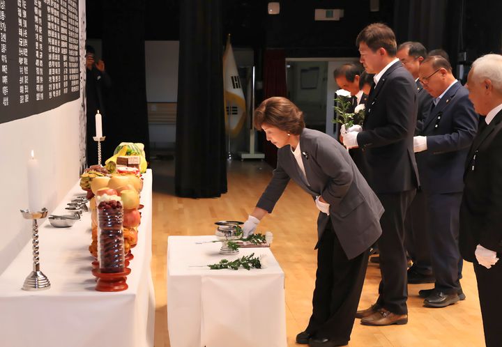 [서울=뉴시스]박선영 진실·화해를위한과거사정리위원회(진실화해위) 위원장이 3일 충남 서산시에 방문해 서산유족회가 주관한 한국전쟁 75주기 서산합동추모제에 참석해 추모사를 하고 있다. (사진=진실화해위 제공) 2025.09.03. photo@newsis.com *재판매 및 DB 금지