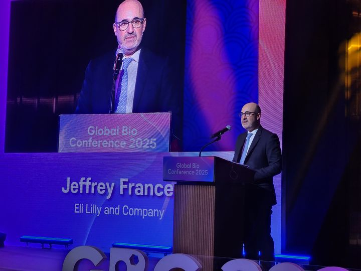 [서울=뉴시스] 이승주 기자=제프리 프란서 일라이릴리 글로벌 허가 정책 및 전략 담당 부회장은 3일 식품의약품안전처가 개최한 '2025 글로벌 바이오 콘퍼런스'(GBC) 기조·특별강연을 진행했다. 2025.09.03. heyjude@newsis.com *재판매 및 DB 금지