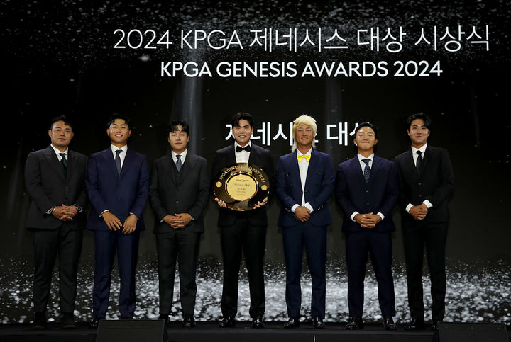 [서울=뉴시스]2024 KPGA 제네시스 대상 시상식. (사진=KPGA 투어 제공)