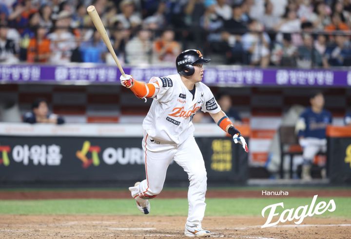 [서울=뉴시스] 프로야구 한화 이글스 하주석이 3일 대전 한화생명볼파크에서 열린 2025 신한 쏠뱅크 KBO리그 NC 다이노스와의 경기에서 안타를 치고 있다. (사진=한화 이글스 제공) 2025.09.03.