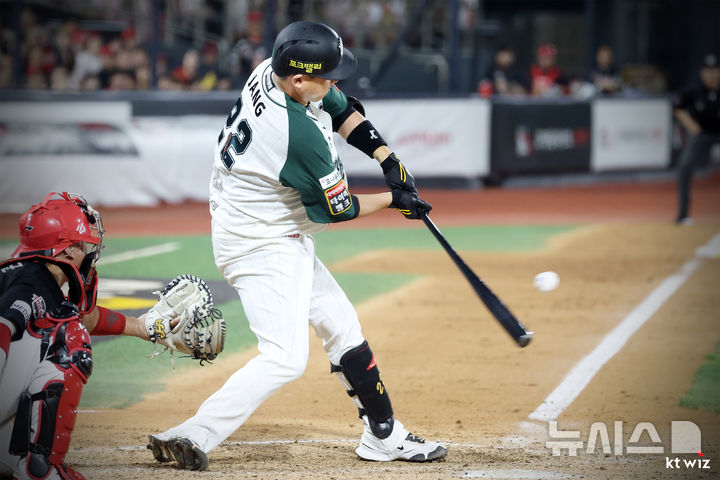 [서울=뉴시스]프로야구 KT 위즈의 장성우가 31일 수원 KT위즈파크에서 열린 2025 신한 쏠뱅크 KIA 타이거즈와의 경기에 5번 지명타자로 선발 출전해 안타를 때려내고 있다. (사진=KT 위즈 제공) 2025.09.03. photo@newsis.com