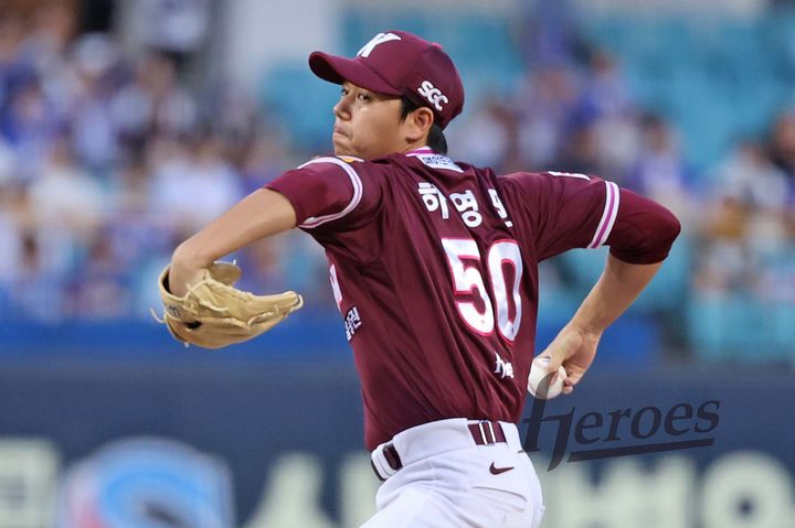 [서울=뉴시스] 프로야구 키움 히어로즈 하영민이 3일 대구 삼성라이온즈파크에서 열린 2025 신한 쏠뱅크 KBO리그 삼성 라이온즈와의 경기에 선발 등판해 공을 던지고 있다. (사진=키움 히어로즈 제공) 2025.09.03.