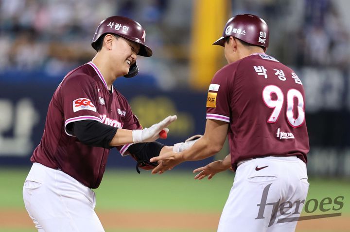 [서울=뉴시스] 프로야구 키움 히어로즈 김건희가 3일 대구 삼성라이온즈파크에서 열린 2025 신한 쏠뱅크 KBO리그 삼성 라이온즈와의 경기 9회 솔로 홈런을 친 뒤 기뻐하고 있다. (사진=키움 히어로즈 제공) 2025.09.03.